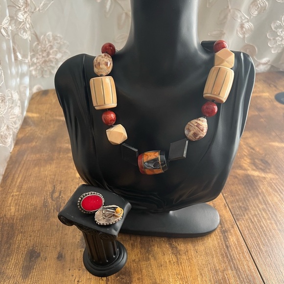 Multicolored symmetrical necklace with matching earrings. - Picture 8 of 11